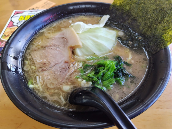 「とんこつ醤油ラーメン　：かため　※クーポンで５００円」@横浜ラーメン 萬年家の写真