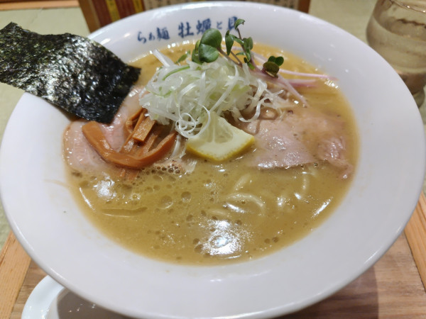 「濃厚牡蠣らぁ麺」@らぁ麺 牡蠣と貝の写真