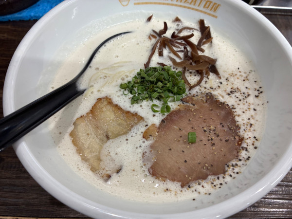 「泡系豚骨ラーメン＋替玉：950円＋150円」@トンコツヌードルズ タザトンの写真