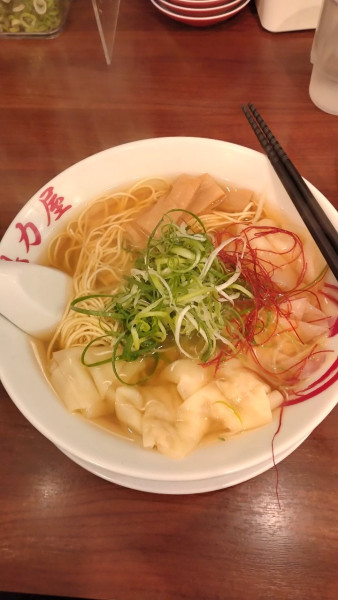 「魚貝香る旨塩九条ねぎ雲呑麺　麺かため　背脂少なめ」@ラーメン魁力屋 豊川店の写真