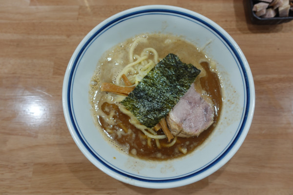 「ラーメン（1,050円）+はしっこチャーシュー（250円）」@中華そばの店 みのひの写真
