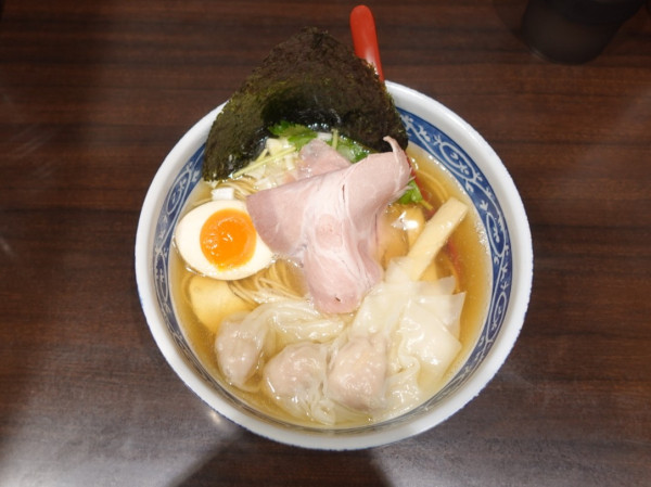 「ワンタン白醤油煮干しそば（1,300円）」@寿製麺 よしかわ 西台駅前店の写真