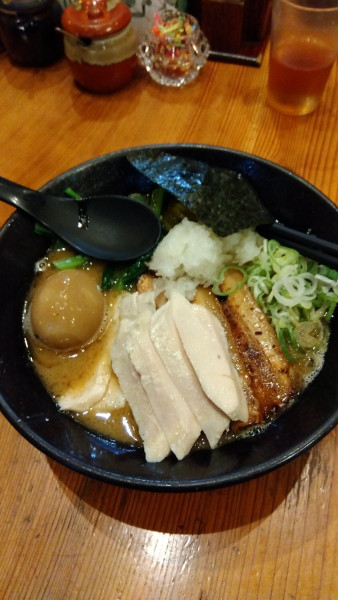 「特製鶏白湯らーめん+鶏チャーシュー」@三代目麺処 「まるは」極 船橋店の写真