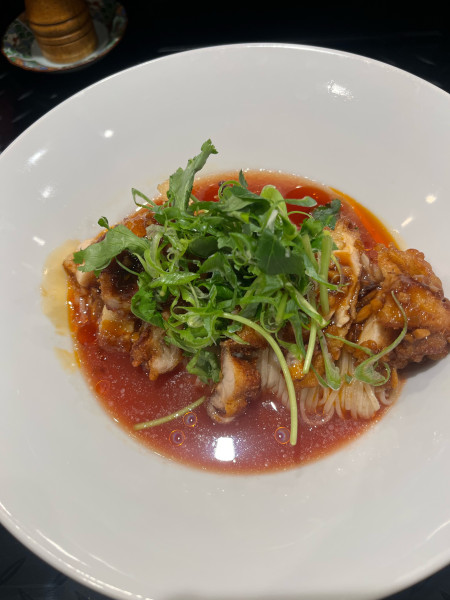 「フルーツトマトの油淋鶏冷製ラーメン」@トーキョーニューミクスチャーヌードル 八咫烏 CHIKARABOの写真