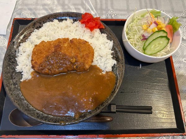 「カツカレー（並盛・野菜サラダ）1,050円」@田舎料理しおんの写真