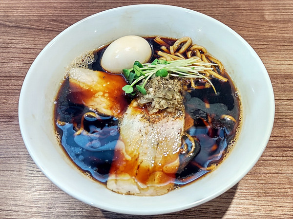 「漆黒 ちぢれ中太麺 味玉」@中華そば 安至の写真