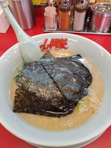 「醤油ラーメン」@ラーメン山岡家 平塚田村店の写真