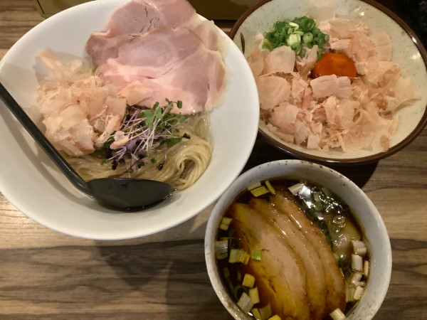 「昆布水つけそば+炙り豚+ワンタン+削り節ご飯」@麺や ふくわらいの写真