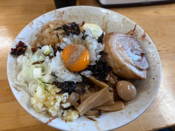 「サマたれ　半麺　全マシ」@ハイマウントMの写真