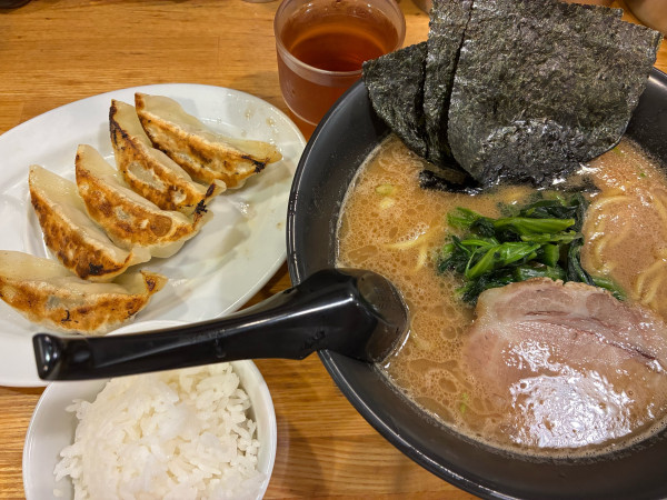 「ラーメン　750円+ぎょうざ300円」@麺選 吟風 赤羽店の写真