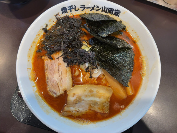 「辛煮干し豚骨ラーメン(激辛プラス2)」@煮干しラーメン山岡家 フォレストモール甲斐店の写真