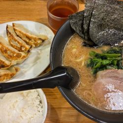 ラーメン　750円+ぎょうざ300円