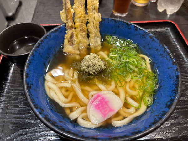 「ごぼ天(3本)480円+かしわおにぎり＆芋焼酎」@資さんうどん 下通店の写真