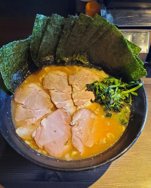 「ラーメン中盛チャーシュー海苔トッピング」@ラーメン 萩原家 藤沢店の写真
