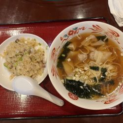 ワンタンメンと半炒飯　900円