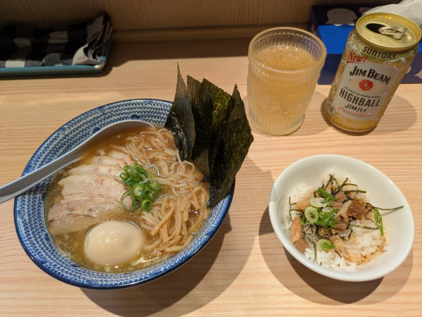 「特製焼きあご中華そば+ミニチャーシュー丼+ハイボール」@中華そば かじもとの写真