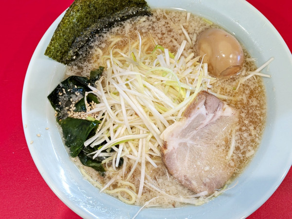 「ネギラーメン＋味玉」@ラーメンショップ小池 大島本店の写真