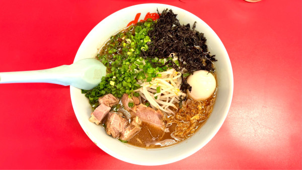 「スタミナもつ醤油ラーメン」@ラーメン山岡家 松戸北小金店の写真