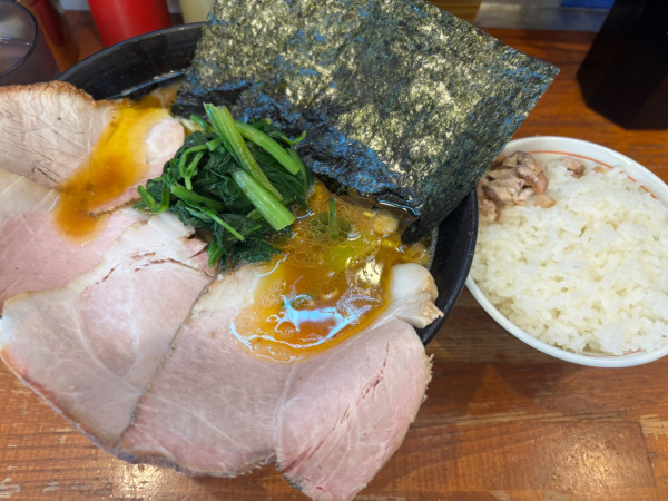 「中盛チャーシューメンかためおおめ　ライス」@末廣家の写真