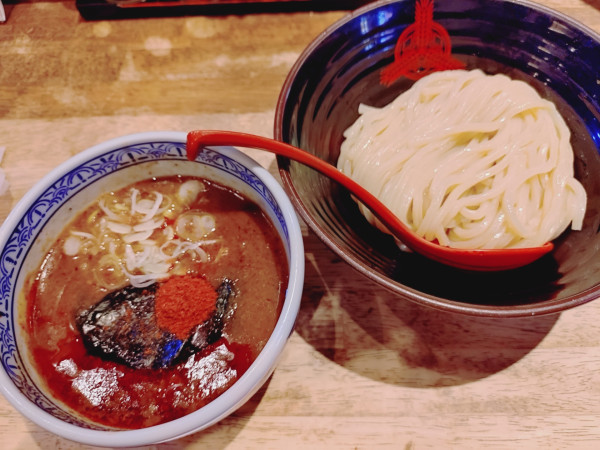 「（期間限定）灼熱つけ麺　１１００円　※」@つけ麺専門店 三田製麺所 新宿西口店の写真