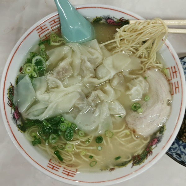 「ワンタンメン（700円）、おにぎり２個（170円）、替玉」@一九ラーメン 老司店の写真