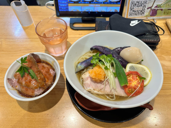 「夏野菜冷やし麺味玉トッピングとローストビーフ丼」@麺や厨の写真