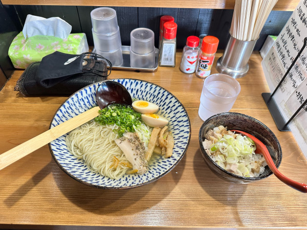 「鶏と鯖の冷製塩らーめんとチャーシューふりかけ丼」@らーめん豊味家の写真