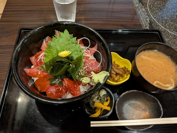 「天然まぐろの漬け丼1,300円」@まるぶんの写真