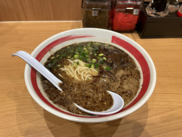 「熊本系黒マー油らーめん　590円」@らーめん やま勝の写真