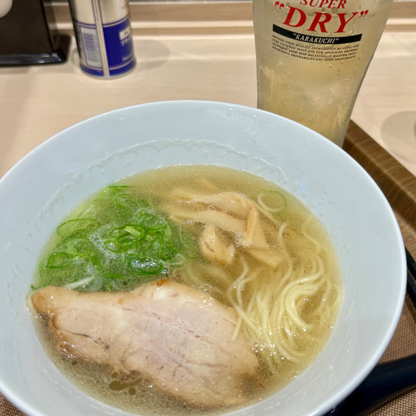 「塩ラーメン＋ハイボール」@松太郎 新宿小滝橋通り店の写真