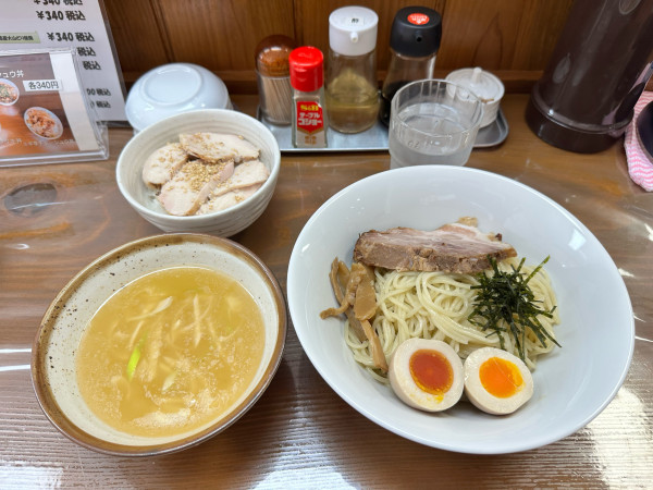 「つけめん(塩)トッピング味玉と大山どりのタタキ丼」@天日地鶏の写真