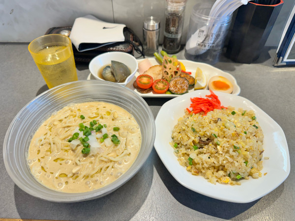「冷やしグリーンカレーラーメンと半チャーハン」@麺屋 花城の写真