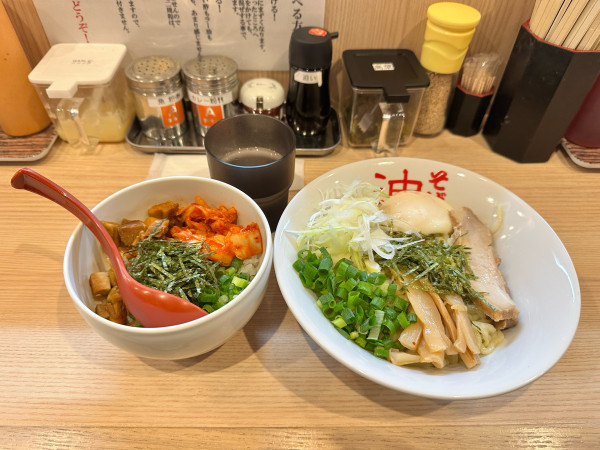 「油そば並トッピングBと豚キムチ丼」@東京麺珍亭本舗 錦店の写真