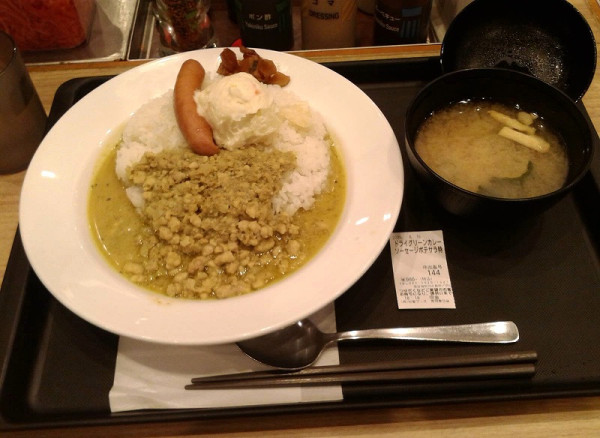 「ドライグリーンカレーソーセージポテサラ特盛(980円)」@松屋 赤羽東口店の写真