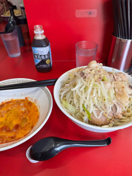 「小ラーメン+生卵2個+さやいニンニク脂」@ラーメン二郎 生田駅前店の写真