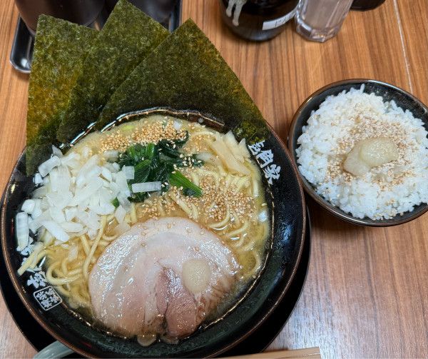 「家系ラーメン醤油」@横浜家系ラーメン 壱角家 越谷店の写真