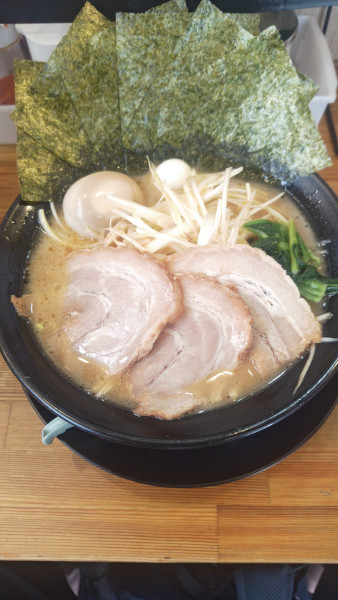 「MAXラーメンしょうゆ＋ハーフネギ」@横浜家系ラーメン 津田家の写真