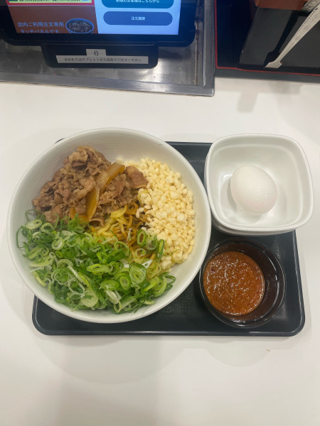 「牛玉スタミナまぜそば　半熟(767円)」@吉野家 関内店の写真