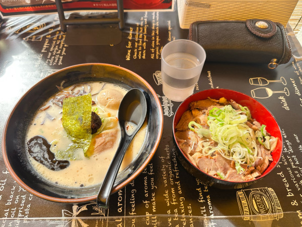 「赤黒味玉ラーメンとチャーシュー丼」@熊本ラーメン大門 浜松店の写真