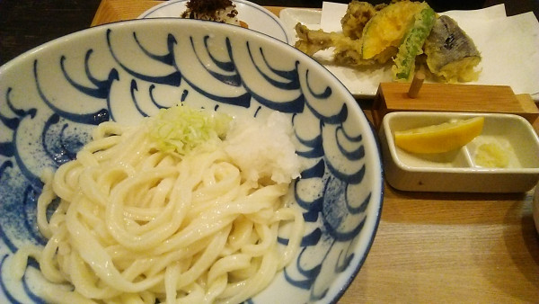 「野菜天ぶっかけ 850円＋いなり 100円」@マルキンの写真