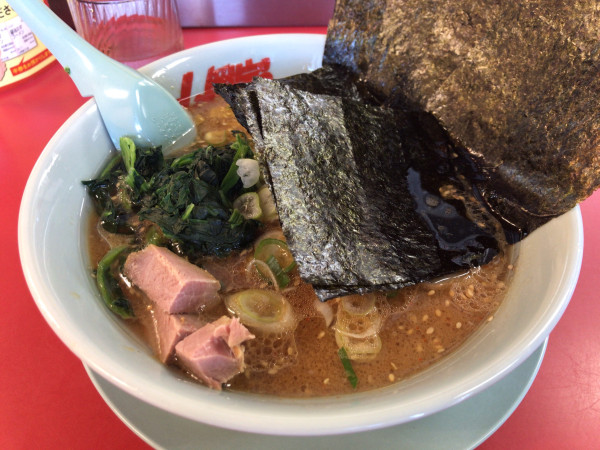 「味噌(多濃)+クーポン海苔、ほうれん草、コロチャーシュー680円」@山岡家 越谷レイクタウン店の写真