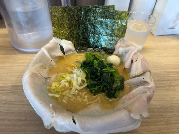 「豚骨醤油930円+ほうれん草80円」@らーめん ぶる麺の写真