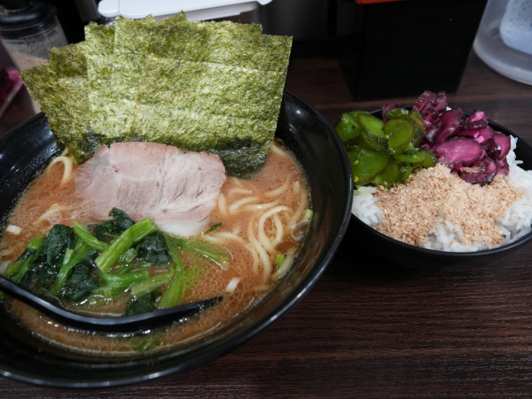 「ラーメン 麺硬め＋サービスライス＋サービスライス」@横浜家系ラーメン 家家家 錦糸町店の写真