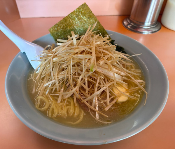 「ネギ塩ラーメン＋ネギ」@ラーメンショップ 味源 朝霞店の写真
