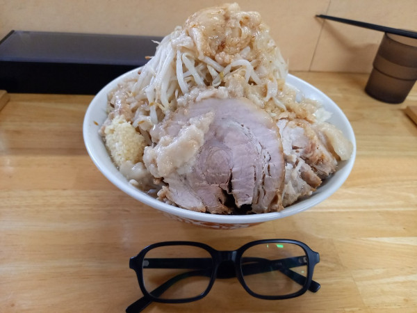 「小ブタ2枚(野菜増し・あぶら増し増し・ニンニク少し)」@ラーメン 登良治郎の写真