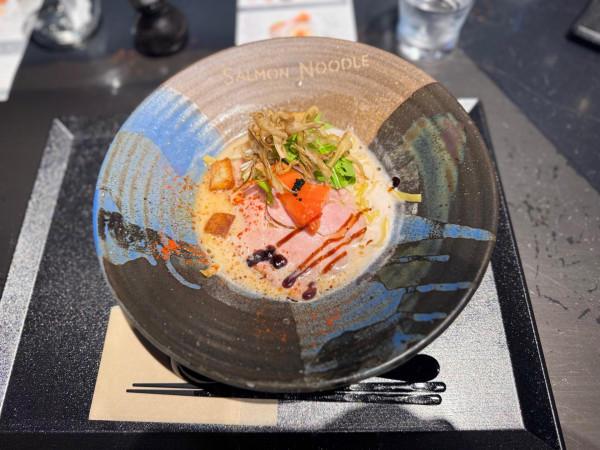 「白サーモン 980円」@SALMON NOODLE YOKOHAMAの写真