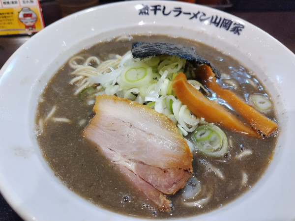 「極濃煮干し豚骨ラーメン870円細麺」@煮干しラーメン山岡家 久喜店の写真