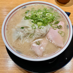 豚骨ラーメン(900円)+水餃子(220円)