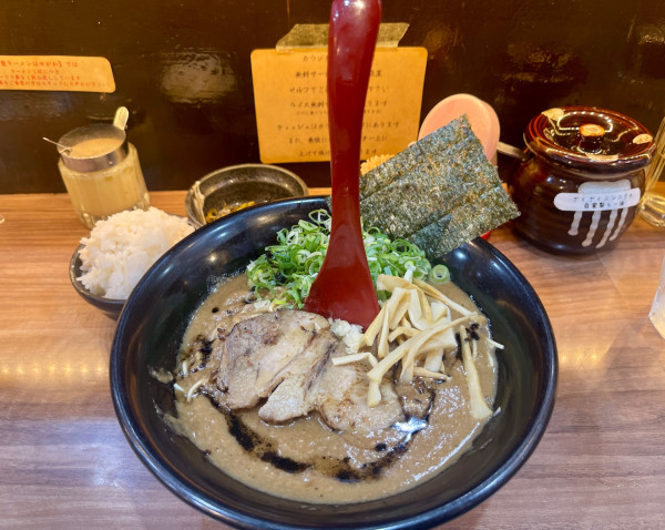 「レンゲが立つラーメン」@特製ラーメンはせがわの写真