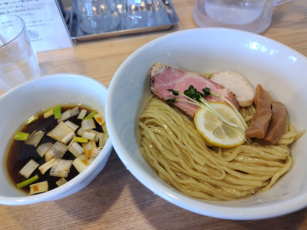 「昆布水つけ麺醤油980円」@MENYA TOMOSHIBIの写真